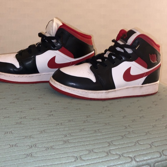 Jordan 1 Mid Gym ( Red, black, white ) - Picture 4 of 5